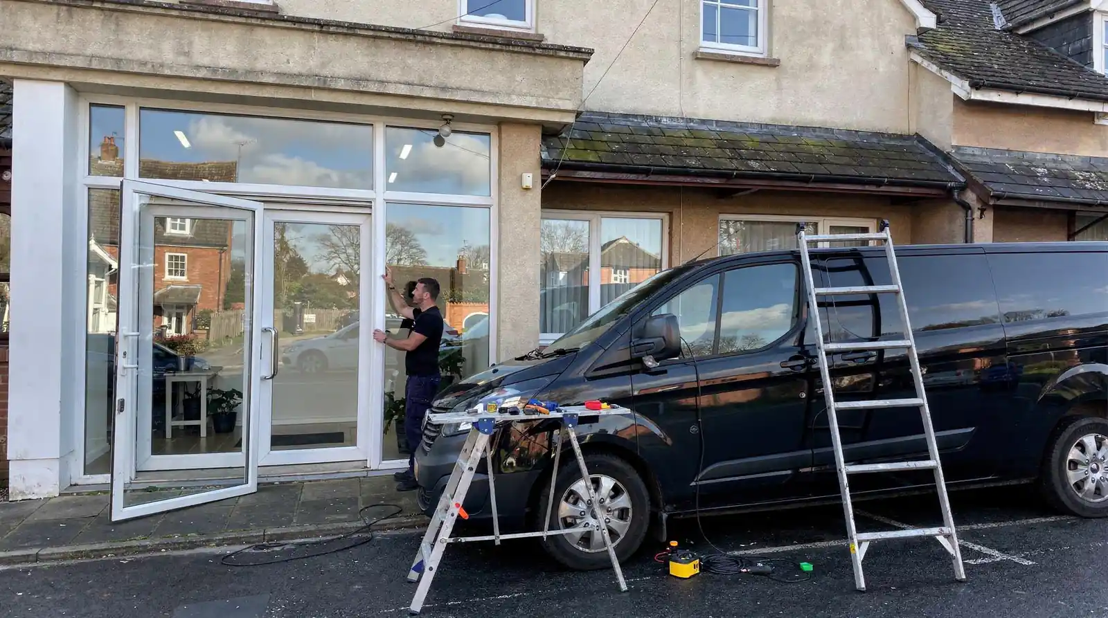 Businesses should look for clear communication and reliable workmanship when choosing a commercial glass